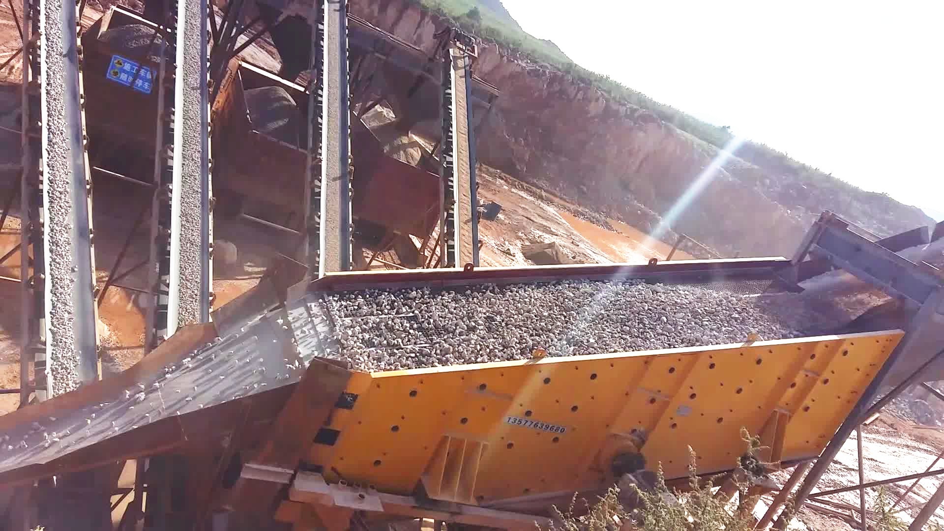 云南陸良日產(chǎn)3000噸二合一石灰石生產(chǎn)線現(xiàn)場(chǎng)三