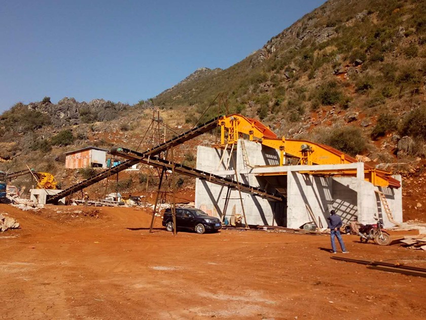 文山王總?cè)债a(chǎn)700方平振篩安裝現(xiàn)場(chǎng)