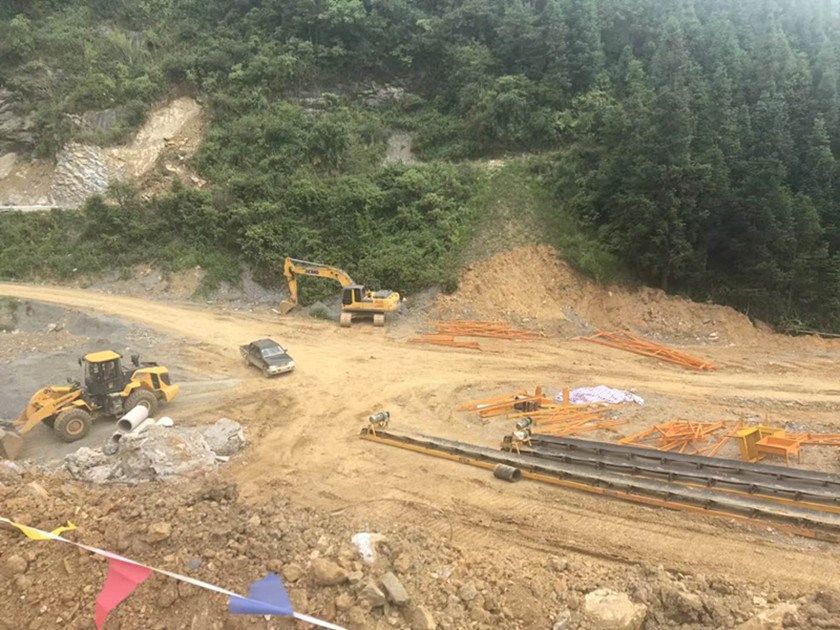 蒙自孫總ZSW6013給料機(jī)+ZF250型二合一十4YK3080振動(dòng)篩安裝現(xiàn)場